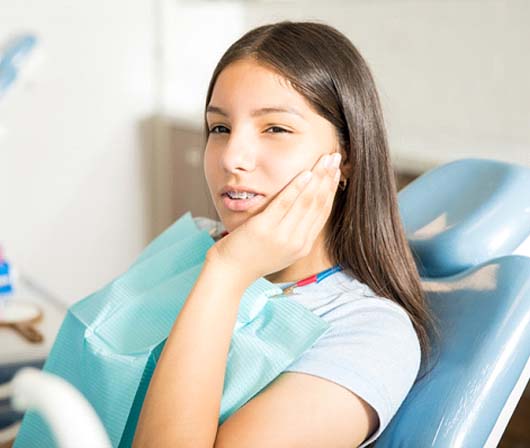Girl with braces visiting her emergency orthodontist in Dallas